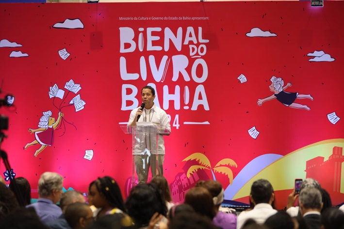  Bienal do Livro Bahia promove encontro de estudantes da rede estadual com escritor premiado Itamar Vieira Júnior